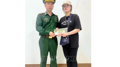 Petugas penjaga perbatasan di Quang Ninh membantu masyarakat menemukan kembali barang-barang yang hilang.
