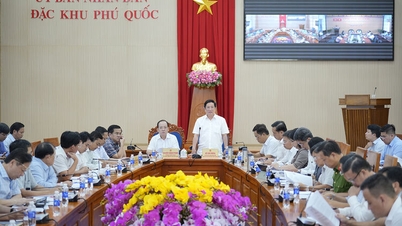 De voorzitter van het Volkscomité van de provincie An Giang, Ho Van Mung, luistert naar een rapport over de voortgang van bouwprojecten ten behoeve van de APEC-conferentie van 2027.