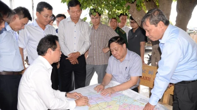 De voorzitter van het Volkscomité van de provincie Dong Thap, Pham Thanh Ngai, inspecteert de investeringen voor het kustwegproject.