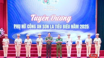 Commendation Ceremony for Outstanding Young Police Officers and Women in Son La Province in 2025