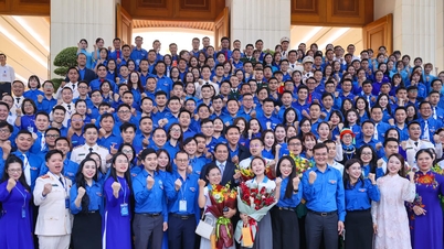 Le Premier ministre a rencontré des jeunes gens exceptionnels et prometteurs ainsi que des responsables de l'Union de la jeunesse qui ont reçu le prix Ly Tu Trong.