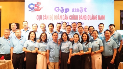 Meeting with former officials of the Quang Nam Provincial Party Committee's Youth Union.