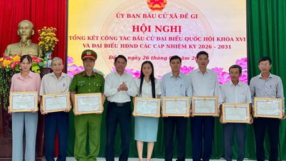 49 outstanding collectives and individuals were commended for their contributions to the election work in De Gi commune.