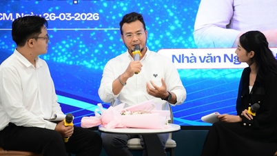 Studenter vid Van Lang University lär sig "kreativt skrivande" med författaren Nguyen Dinh Khoa.