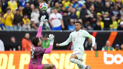 Mbappe stråler, Frankrike beseirer Brasil til tross for at han spiller med ti mann.