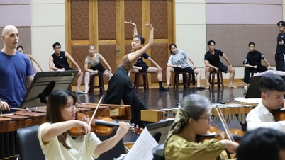 The ballet Carmen premiered to the audience with a live orchestra.