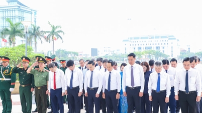 Para pemimpin kota mempersembahkan dupa untuk para pahlawan dan martir yang gugur.