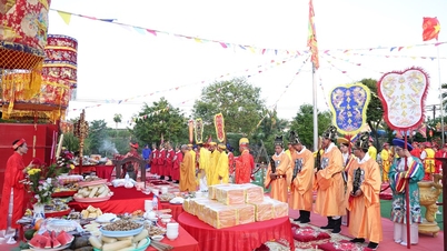 Ünnepélyes áldozatbemutatási szertartás az égnek a Phu Thanh Úrnő templomában.