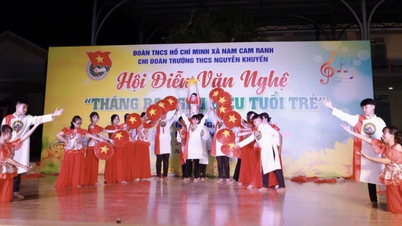 L'école secondaire Nguyen Khuyen a organisé un spectacle culturel pour célébrer le 95e anniversaire de la fondation de l'Union de la jeunesse.