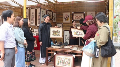 ベトナムの民俗絵画の4つの様式を展示します。