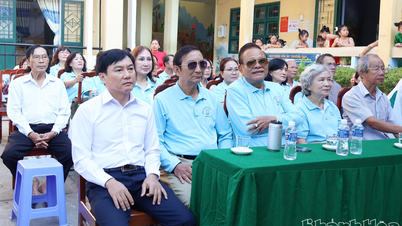 Le journal Khanh Hoa et la radio-télévision ont conjointement décerné 33 bourses d'études à des élèves de l'école primaire Phu Quy 2.