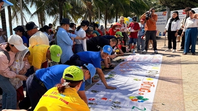 Over 50 students with disabilities participated in experiential activities at Nha Trang beach.