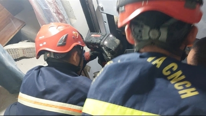 فائر فائٹرز لفٹ میں پھنسے شخص کو بچا رہے ہیں۔