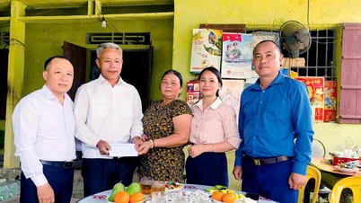 La comuna de Quang Chau entrega regalos para animar a la familia del valiente joven que rescató a personas en el incendio de Hanoi.