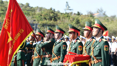 Braving the heat, preparations begin for the flag-raising ceremony of the National Marathon Championship - Tien Phong Newspaper.