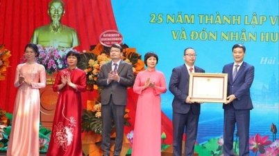 El Instituto de Medicina Marítima de Vietnam recibe la Medalla al Trabajo de Primera Clase.