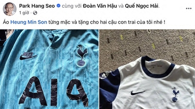 Coach Park Hang Seo geeft speciale cadeaus aan Van Hau en Que Ngoc Hai.