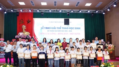 ឃុំថាញ់អៅយ ប្រគល់រង្វាន់ដល់សិស្សជាង ១០០ នាក់ ដែលមានស្នាដៃកីឡាលេចធ្លោ។