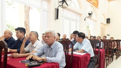 Ung Thien membahas solusi untuk membangun kehidupan budaya dan memperkuat solidaritas komunitas.