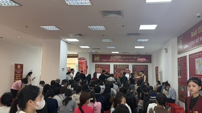 Le magasin Bao Tin Minh Chau rouvre ses portes, les prix de l'or baissent et les clients font la queue pendant des heures pour effectuer des transactions.