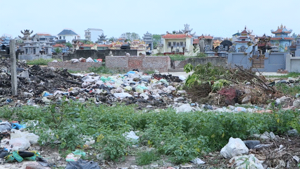 Ninh Binh: Aterro sanitário localizado próximo a área residencial, causando poluição ambiental.
