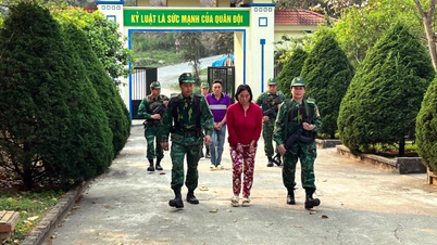Pihak berwenang Lao Cai menangkap dua tersangka karena mengangkut 3 kg narkoba.