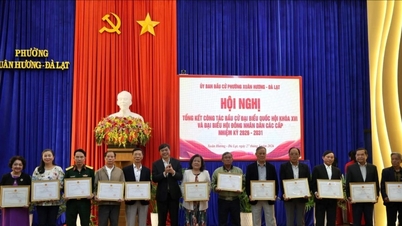 Xuan Huong Ward, Da Lat City, commends 70 outstanding collectives and individuals for their contributions to the election process.