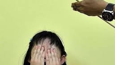 Die Eltern betreten die Schule und verabreichen dem Schüler gemäß der „Vereinbarung“ zehn Peitschenhiebe.