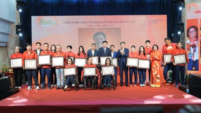 Honoring outstanding coaches and athletes at the "Glory of Vietnamese Sports" program.