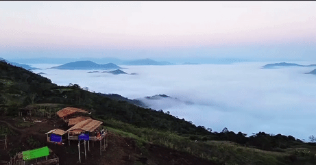 A pristine cloud-watching spot is causing a sensation at the "heavenly peak" of Pha Đén in Thanh Hoa province.