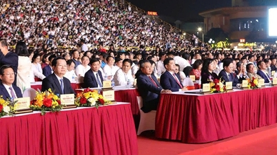 Menerima Sijil UNESCO yang mengiktiraf kraf lukisan rakyat Dong Ho.