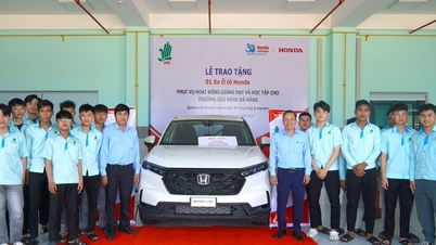 Honda Vietnam donerar träningsutrustning till Da Nang College.