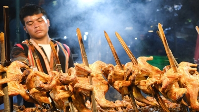 Festival Kuliner Gia Lai menampilkan berbagai hidangan lezat, dan para wisatawan sangat ingin mencicipinya.