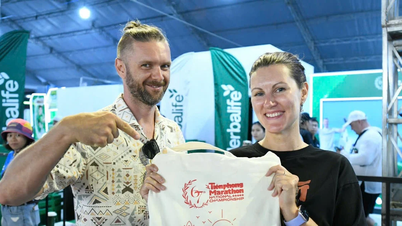 Sourires, couleurs et énergie emplissaient l'air le premier jour de la réception des kits de course du Marathon de Tien Phong 2026.
