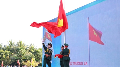 Het hijsen van de vlag bij het Gac Ma Martelarenmonument, waarmee de Tien Phong Marathon 2026 officieel van start gaat.