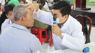 Lebih dari 400 warga komune pulau Tien Hai menerima pemeriksaan medis gratis, obat-obatan, dan hadiah.