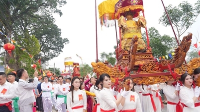 Wyjątkowy rytuał procesji tradycyjnego festiwalu we wsi Nhan Hoa.