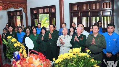 Til minne om 75-årsjubileet for president Ho Chi Minhs besøk og gave av dikt til de unge frivillige.