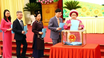 Οι κ.κ. Nguyen Van Son και Phan Huy Ngoc εξακολουθούν να κατέχουν τις θέσεις του Προέδρου του Λαϊκού Συμβουλίου και της Λαϊκής Επιτροπής της επαρχίας Tuyen Quang, αντίστοιχα.