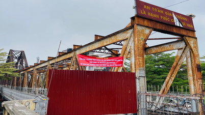 Kendaraan secara resmi dilarang melintasi Jembatan Long Bien selama dua bulan untuk perbaikan.