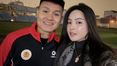 A esposa de Quang Hai exibe um colar de diamantes avaliado em bilhões de VND.