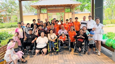 Victimele Agentului Orange învață fotografie și experimentează Satul Cultural Vietnam-Japonia.