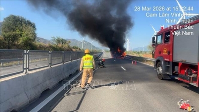 Вантажівка спалахнула на автостраді, утворивши затор довжиною понад 1 км.