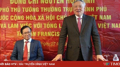 O vice-primeiro-ministro permanente, Nguyen Hoa Binh, visita o Consulado Geral do Vietnã em São Francisco.