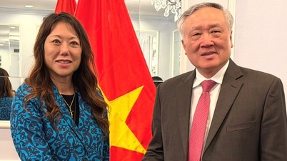 Deputy Prime Minister Nguyen Hoa Binh receives the Secretary of Finance of California.