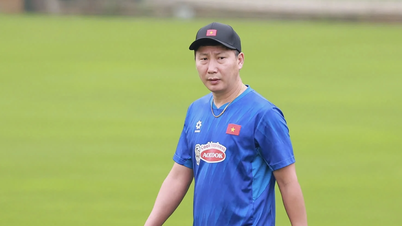 O técnico Kim Sang Sik recebe más notícias antes da revanche contra a Malásia.