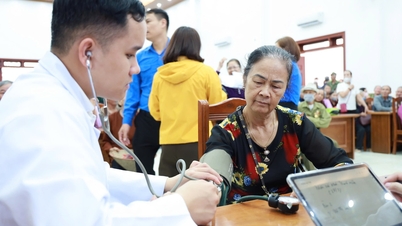 Consultations et examens médicaux gratuits pour 500 personnes âgées et anciens combattants de la commune de Nam Thanh Mien.