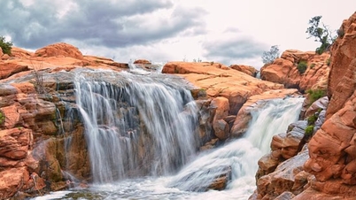 Ein seltener Wasserfall, der nur viermal in 15 Jahren auftritt, zieht Scharen von Touristen an.