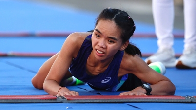 Le coureur Ngoc Hoa rampe jusqu'à la ligne d'arrivée du Marathon national 2026.