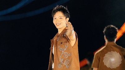 Quatre couples ont fait leur demande en mariage lors du concert de Hoang Dung, auquel ont assisté près de 10 000 personnes.